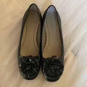 Women's Tommy Hilfiger black leather flats 10M